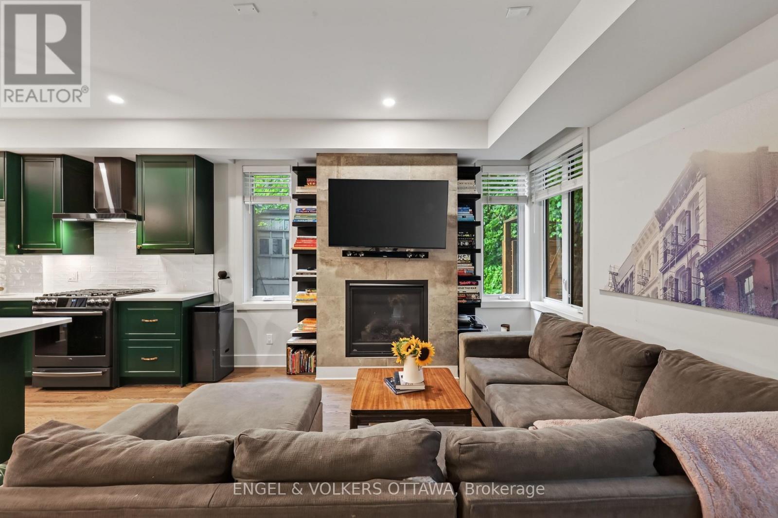 304 Riverdale Avenue, Ottawa, ON - Indoor Photo Showing Living Room With Fireplace