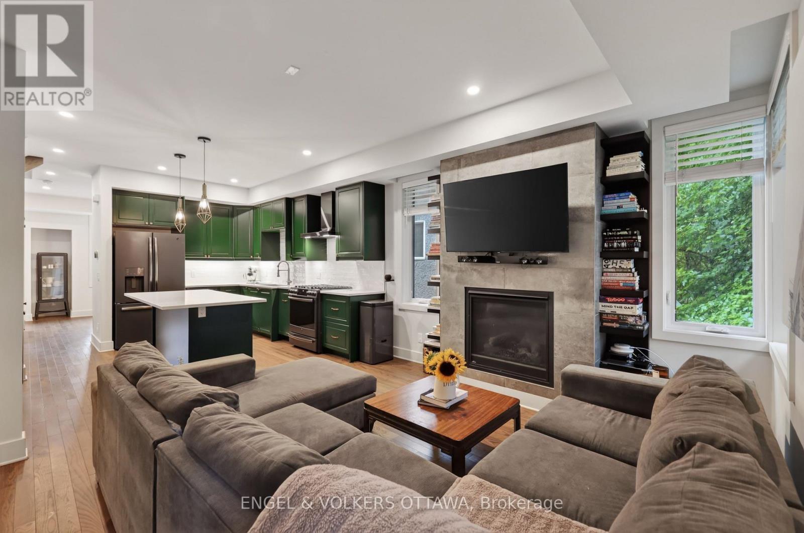 304 Riverdale Avenue, Ottawa, ON - Indoor Photo Showing Living Room With Fireplace