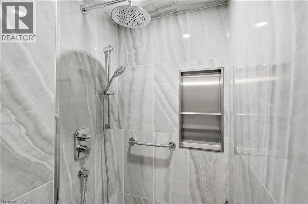 18 Marcel Place, Hamilton, ON - Indoor Photo Showing Bathroom