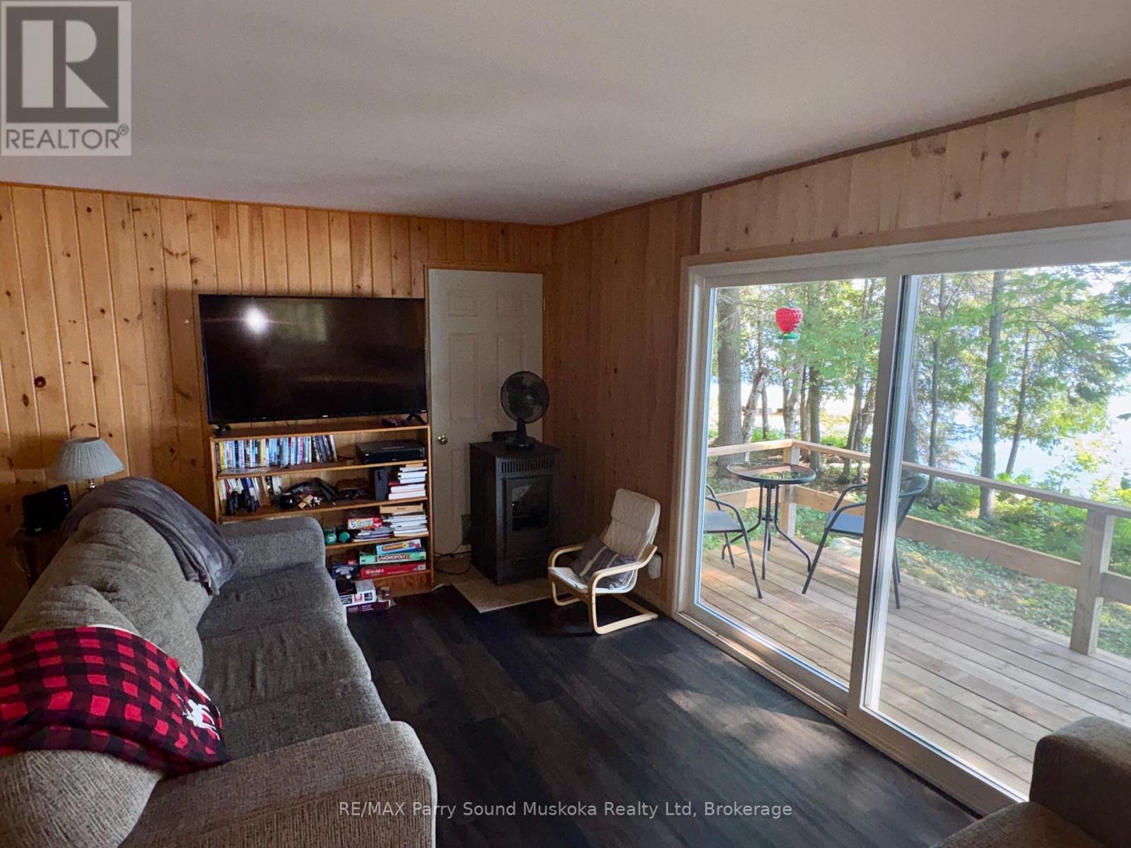 3 Robinson Road, Magnetawan (Ahmic Harbour), ON - Indoor Photo Showing Living Room