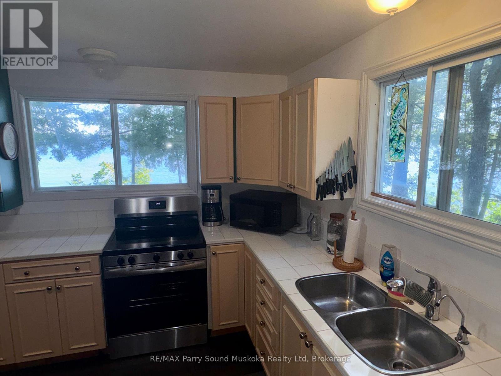 3 Robinson Road, Magnetawan (Ahmic Harbour), ON - Indoor Photo Showing Kitchen With Double Sink