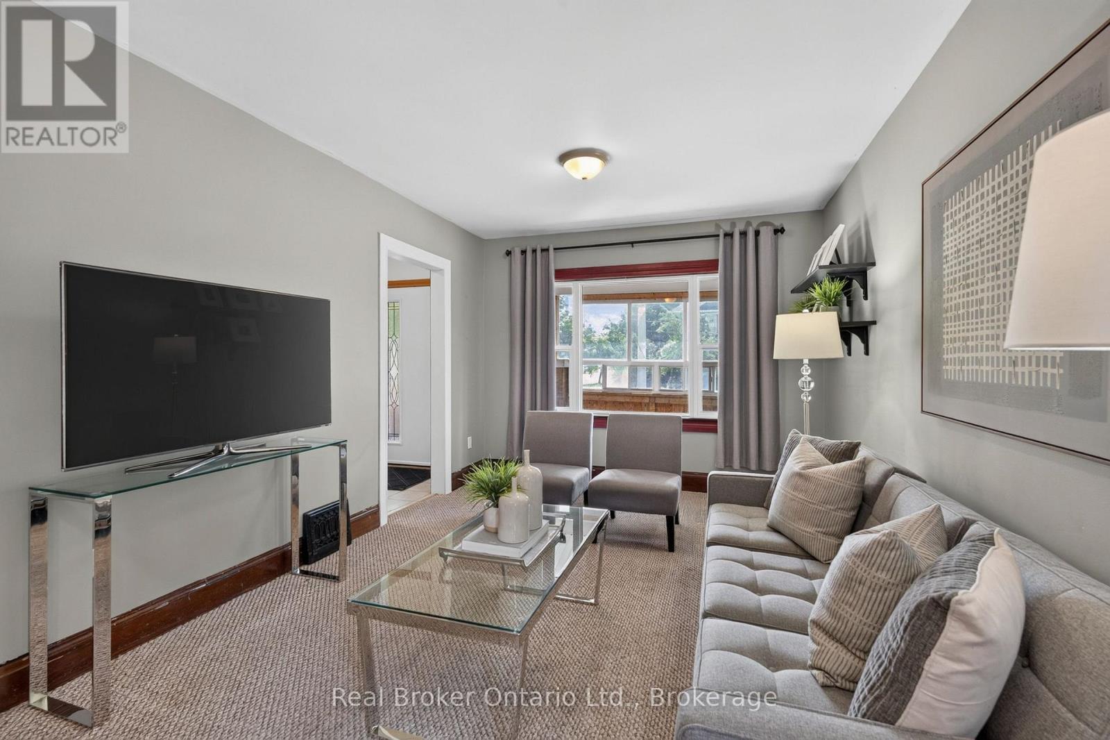 2 Herlan Avenue, Kitchener, ON - Indoor Photo Showing Living Room