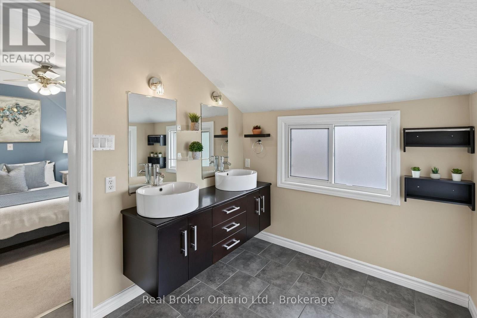 2 Herlan Avenue, Kitchener, ON - Indoor Photo Showing Bathroom
