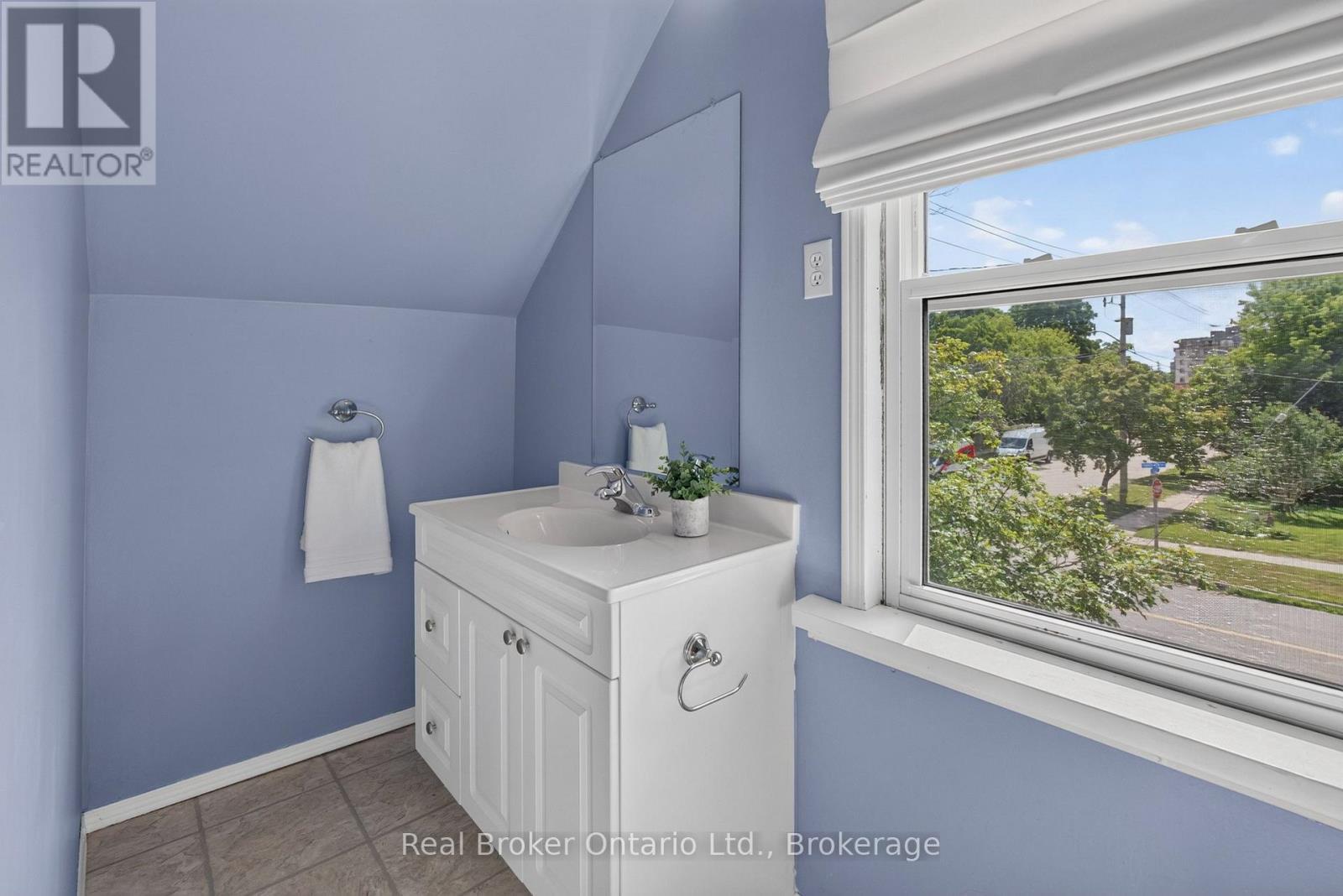 2 Herlan Avenue, Kitchener, ON - Indoor Photo Showing Bathroom