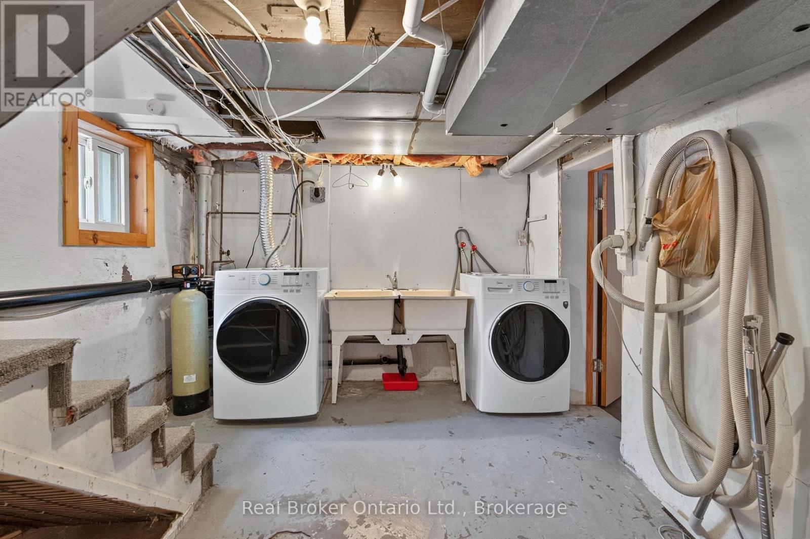 2 Herlan Avenue, Kitchener, ON - Indoor Photo Showing Laundry Room