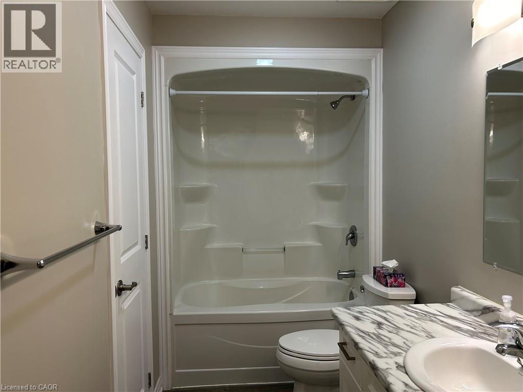 992 Windham Centre Road Unit# 1, Windham Centre, ON - Indoor Photo Showing Bathroom