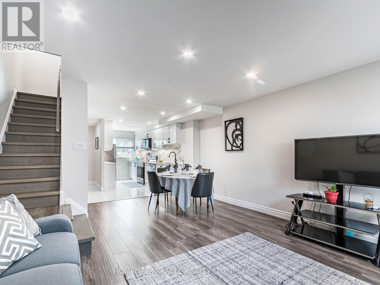124 - 180 Mississauga Valley Boulevard, Mississauga, ON - Indoor Photo Showing Living Room