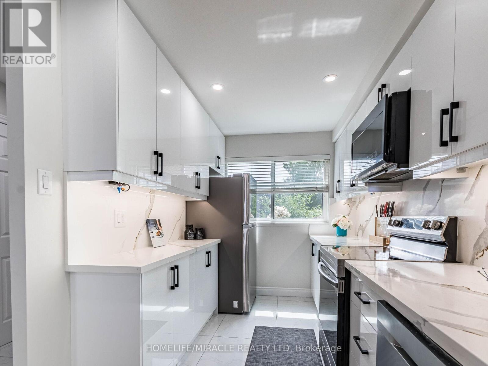 124 - 180 Mississauga Valley Boulevard, Mississauga, ON - Indoor Photo Showing Kitchen