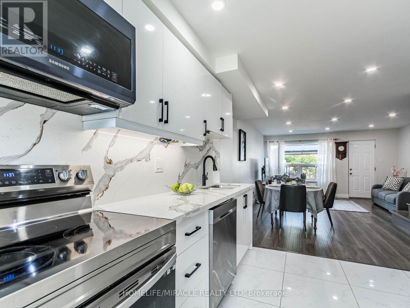 124 - 180 Mississauga Valley Boulevard, Mississauga, ON - Indoor Photo Showing Kitchen With Upgraded Kitchen