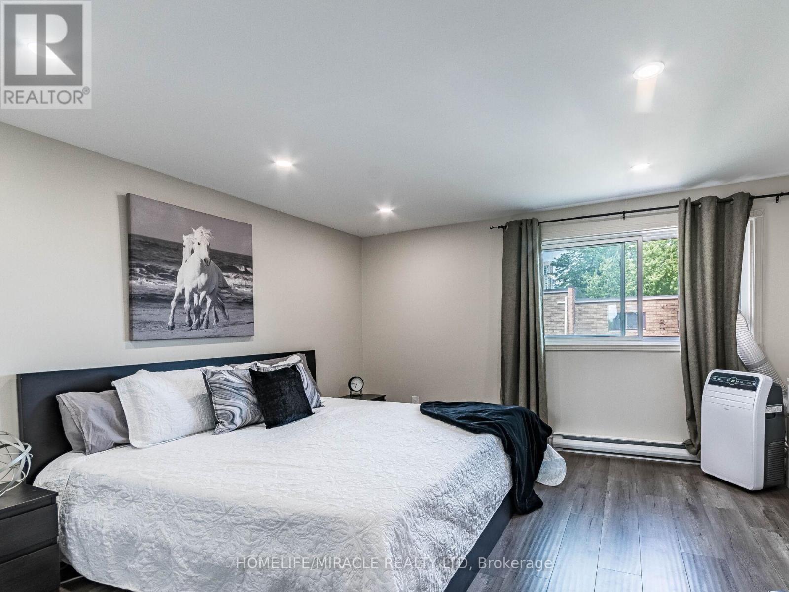 124 - 180 Mississauga Valley Boulevard, Mississauga, ON - Indoor Photo Showing Bedroom