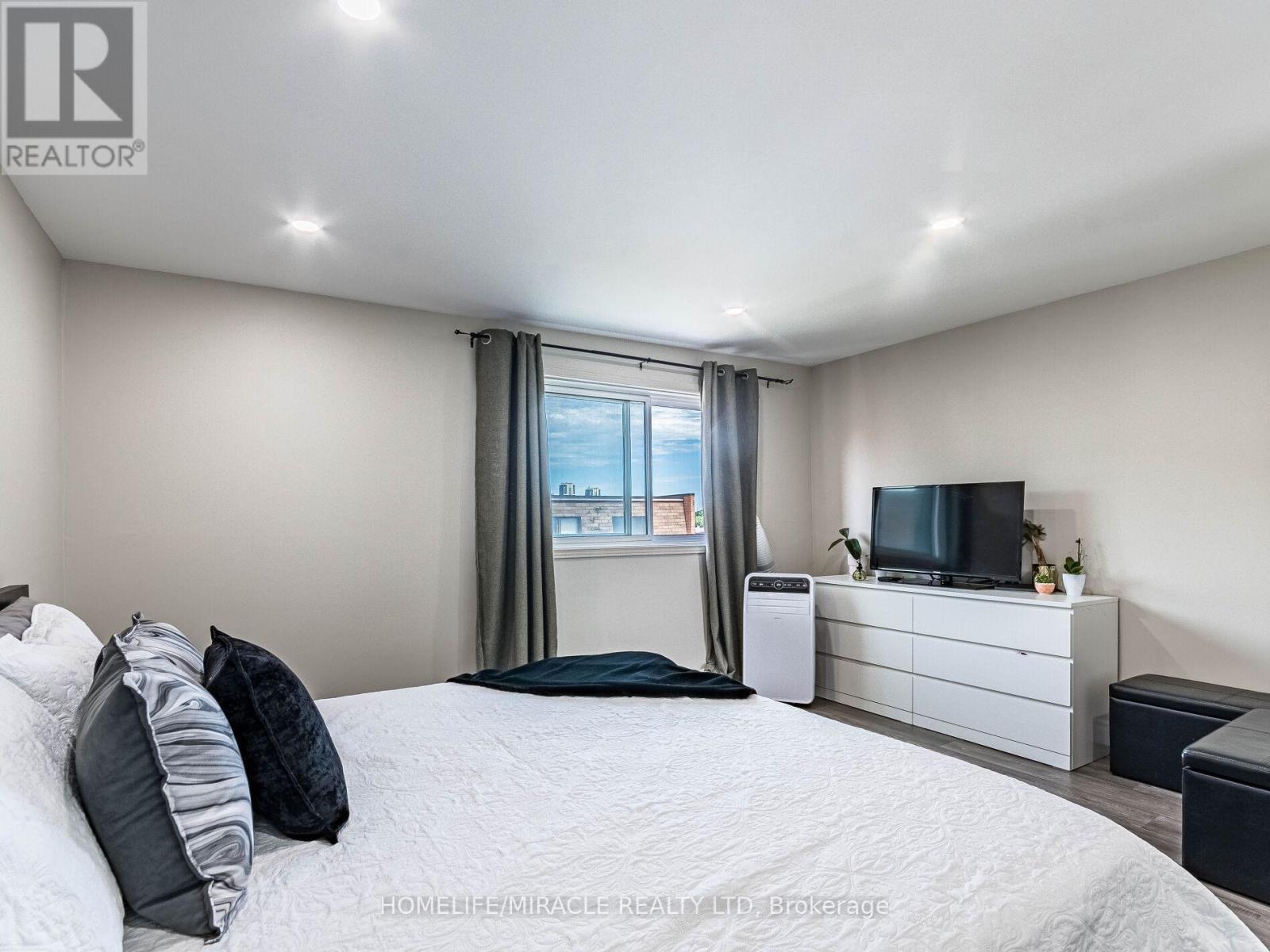124 - 180 Mississauga Valley Boulevard, Mississauga, ON - Indoor Photo Showing Bedroom