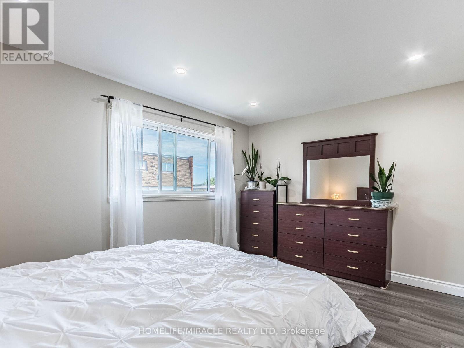 124 - 180 Mississauga Valley Boulevard, Mississauga, ON - Indoor Photo Showing Bedroom