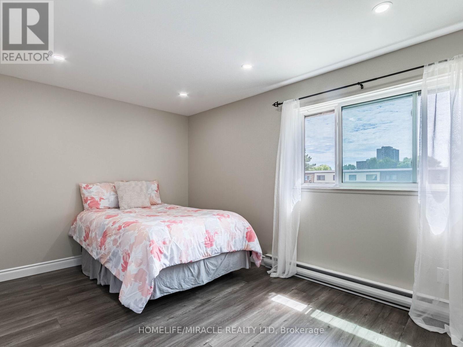 124 - 180 Mississauga Valley Boulevard, Mississauga, ON - Indoor Photo Showing Bedroom