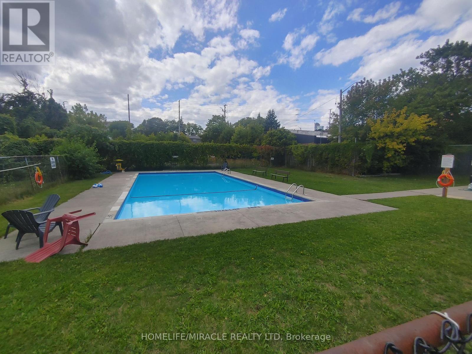 124 - 180 Mississauga Valley Boulevard, Mississauga, ON - Outdoor With In Ground Pool
