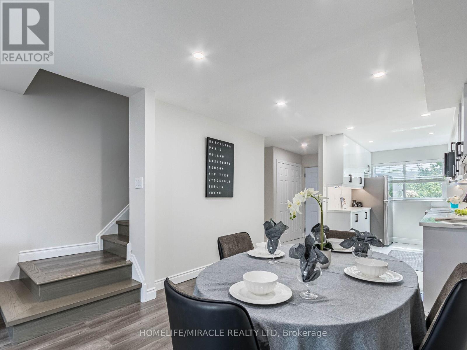 124 - 180 Mississauga Valley Boulevard, Mississauga, ON - Indoor Photo Showing Dining Room