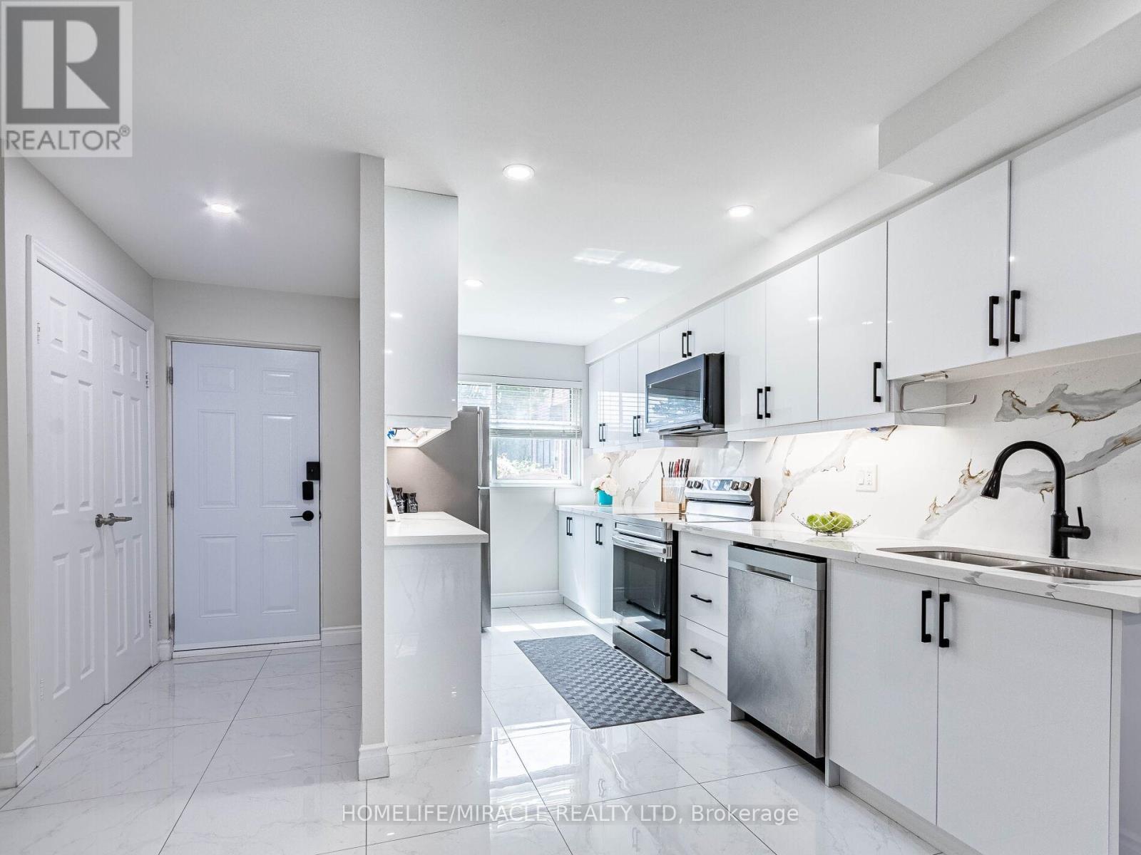 124 - 180 Mississauga Valley Boulevard, Mississauga, ON - Indoor Photo Showing Kitchen