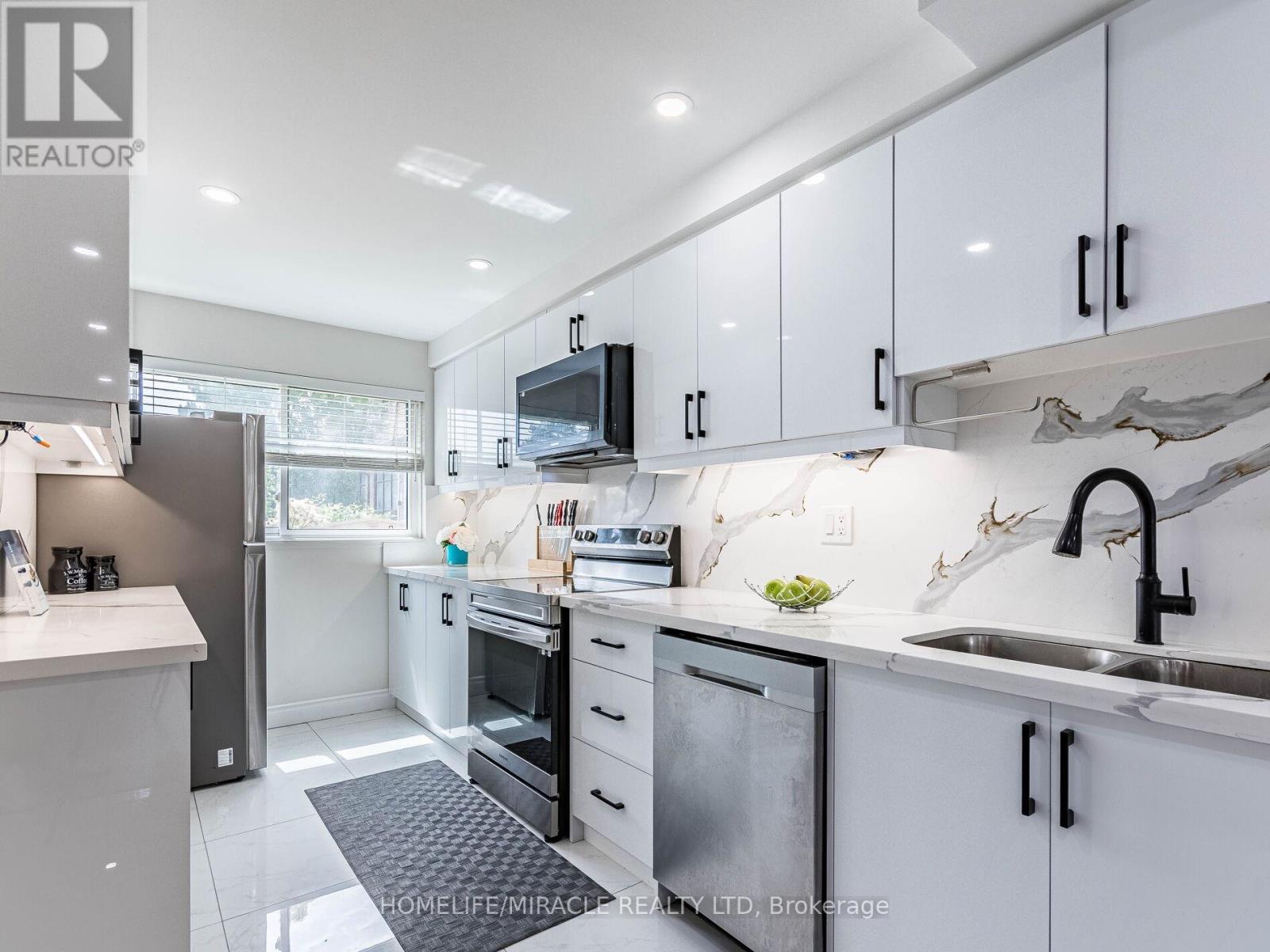 124 - 180 Mississauga Valley Boulevard, Mississauga, ON - Indoor Photo Showing Kitchen With Double Sink With Upgraded Kitchen