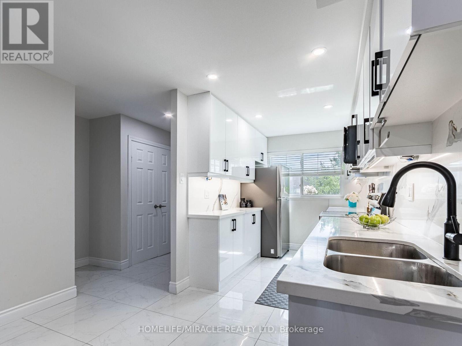 124 - 180 Mississauga Valley Boulevard, Mississauga, ON - Indoor Photo Showing Kitchen With Double Sink