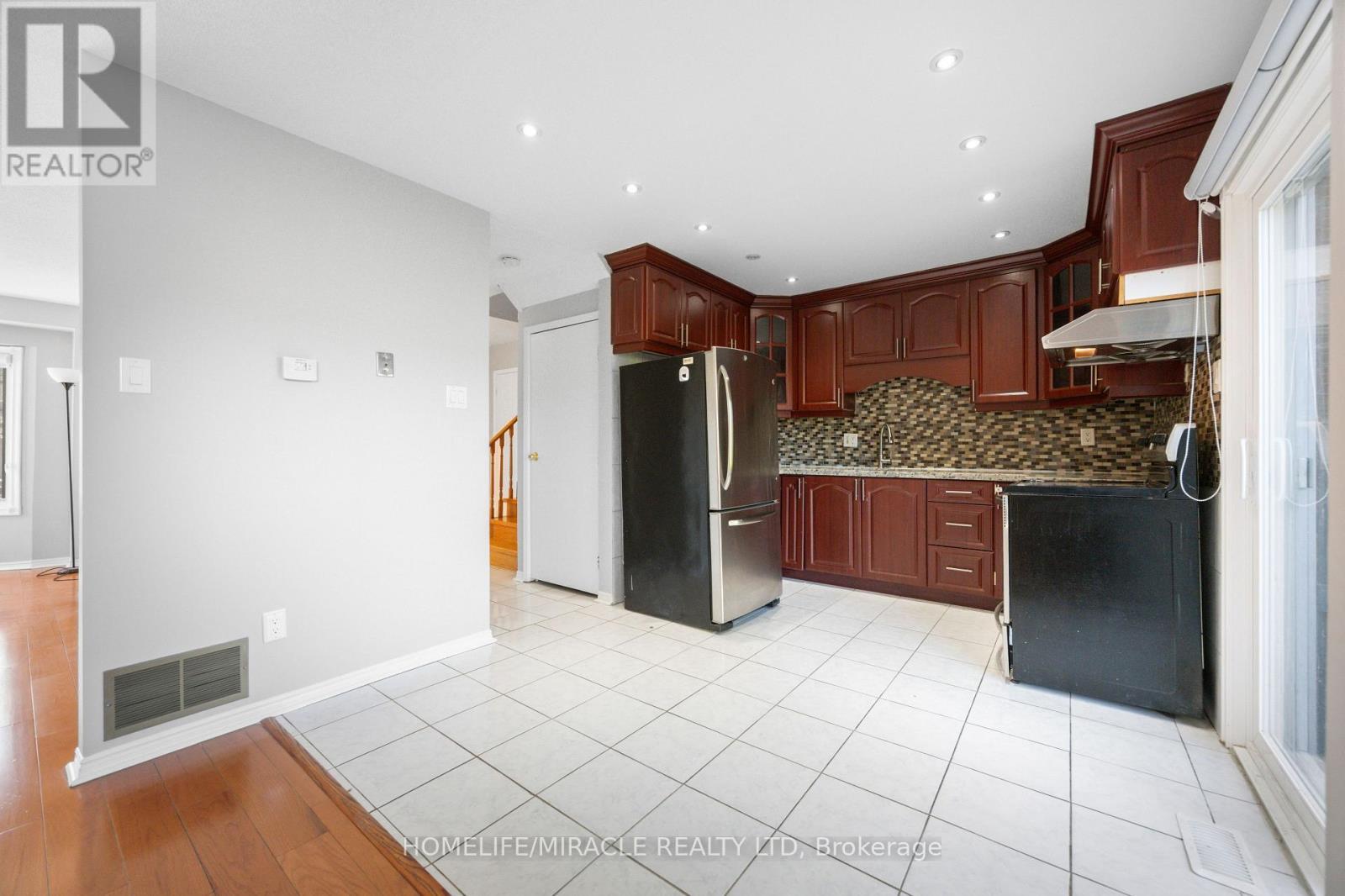 8 Lansbury Drive, Toronto, ON - Indoor Photo Showing Kitchen