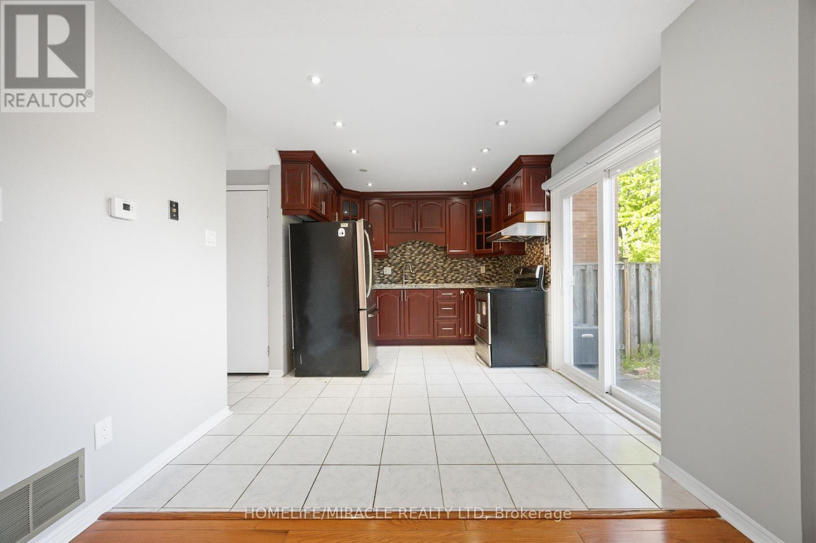 8 Lansbury Drive, Toronto, ON - Indoor Photo Showing Kitchen
