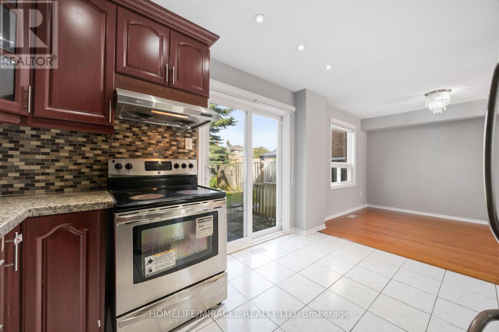 8 Lansbury Drive, Toronto, ON - Indoor Photo Showing Kitchen