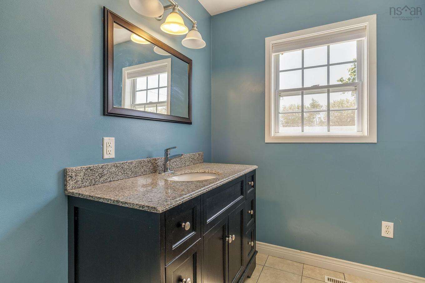 10 Westwood Drive, Dartmouth, NS - Indoor Photo Showing Bathroom