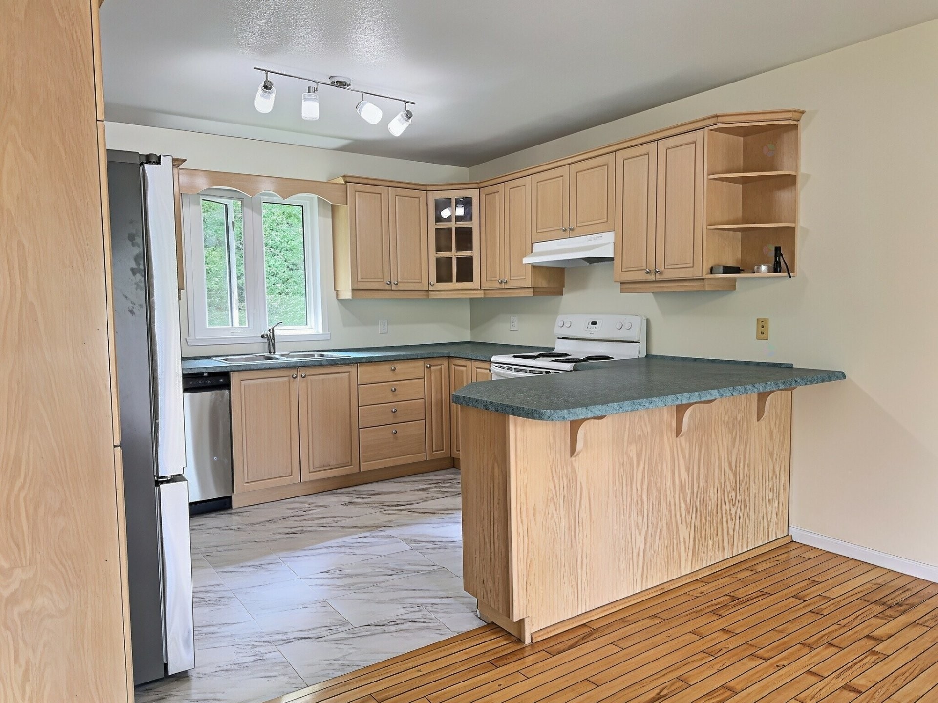 Kitchen - 83 Ch. Hervé-Pigeon, Kipawa, QC - Indoor Photo Showing Kitchen With Double Sink