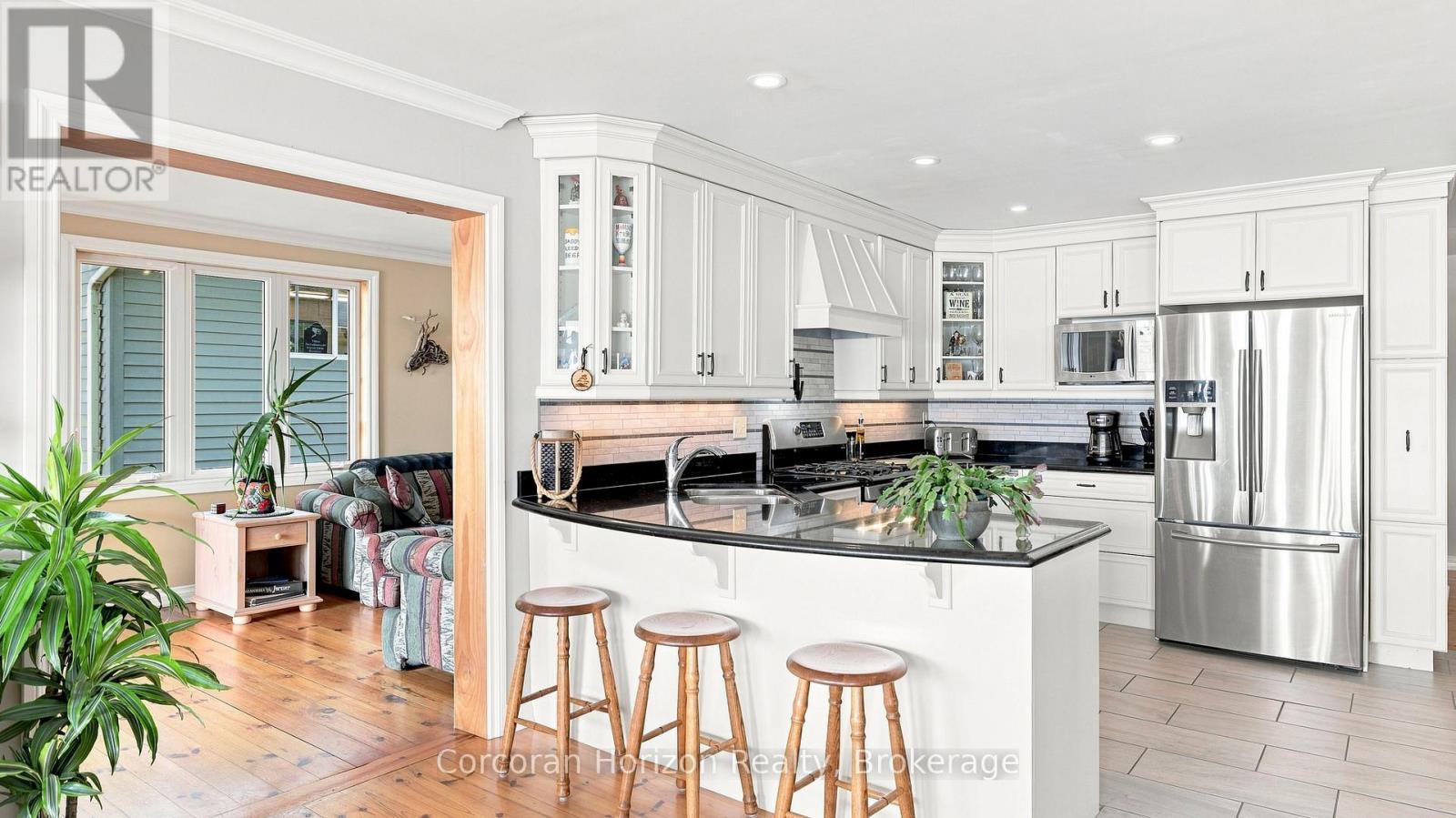 380 Robins Point Road, Tay (Victoria Harbour), ON - Indoor Photo Showing Kitchen