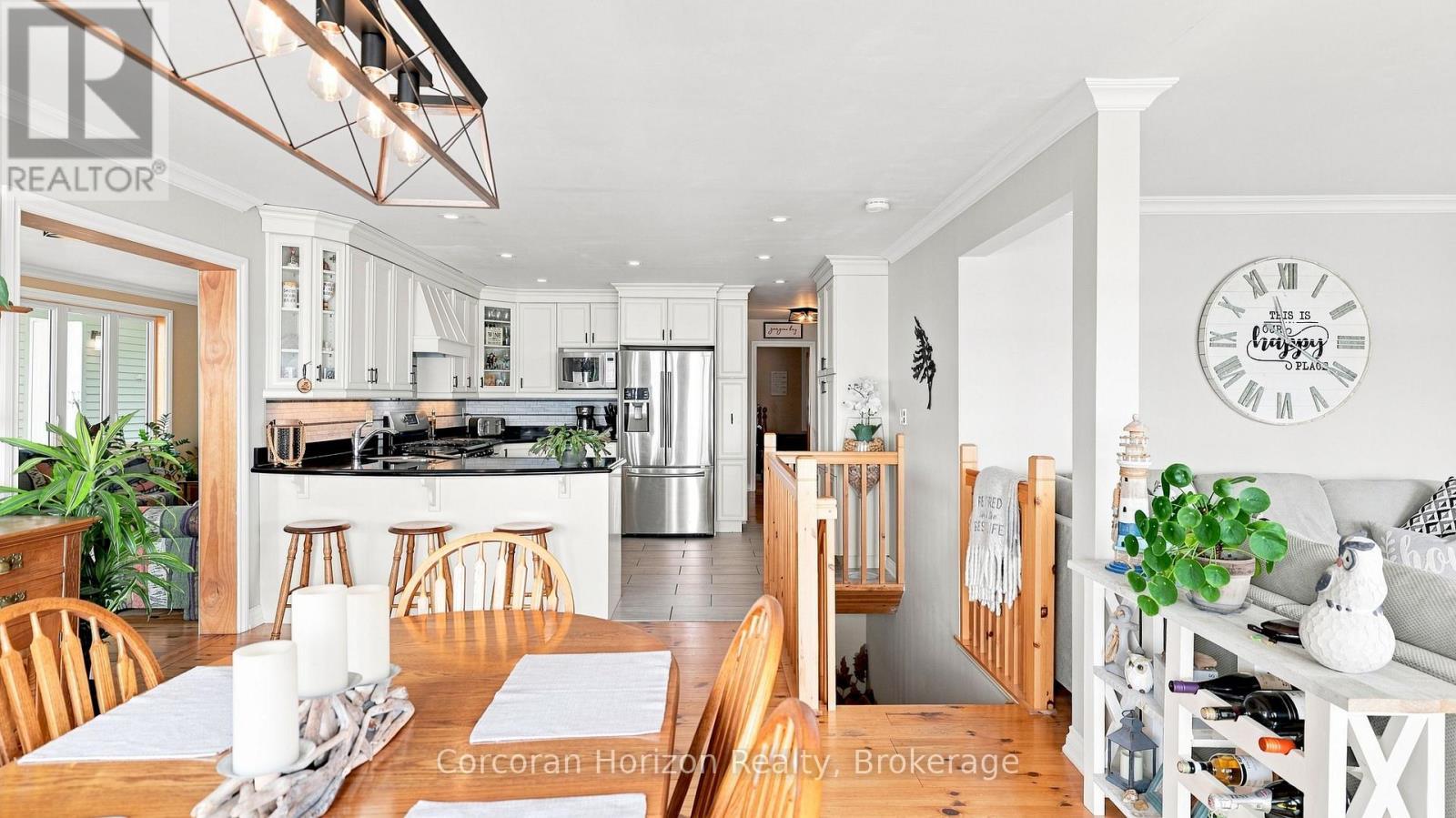 380 Robins Point Road, Tay (Victoria Harbour), ON - Indoor Photo Showing Dining Room