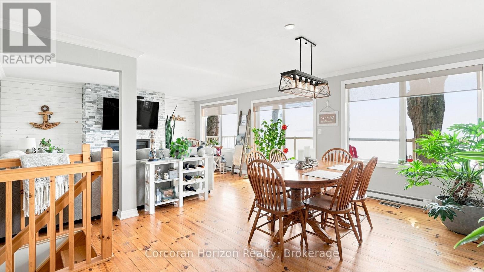 380 Robins Point Road, Tay (Victoria Harbour), ON - Indoor Photo Showing Dining Room