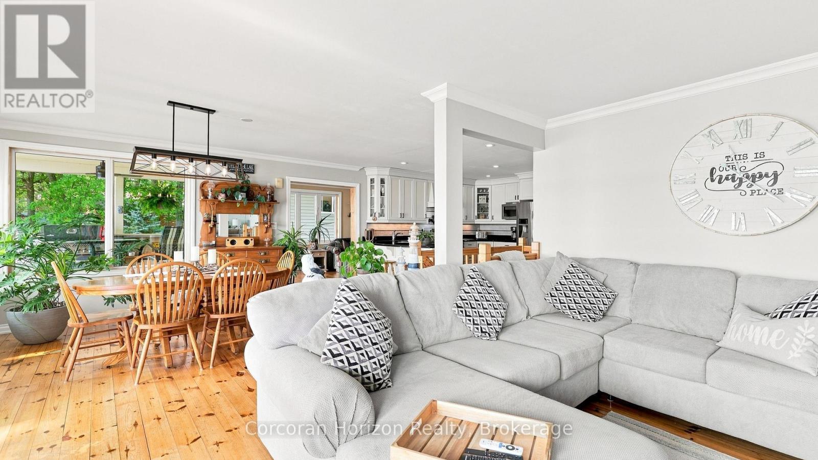380 Robins Point Road, Tay (Victoria Harbour), ON - Indoor Photo Showing Living Room