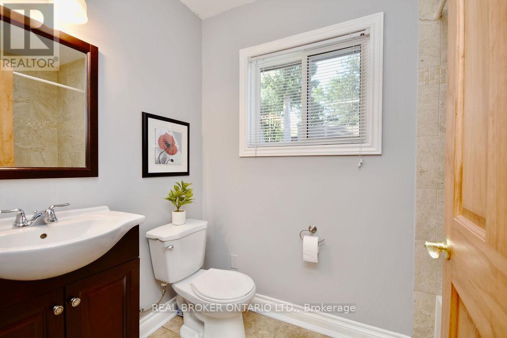 Main 4-piece bathroom - 5818 Victoria Park Road, Ramara, ON - Indoor Photo Showing Bathroom