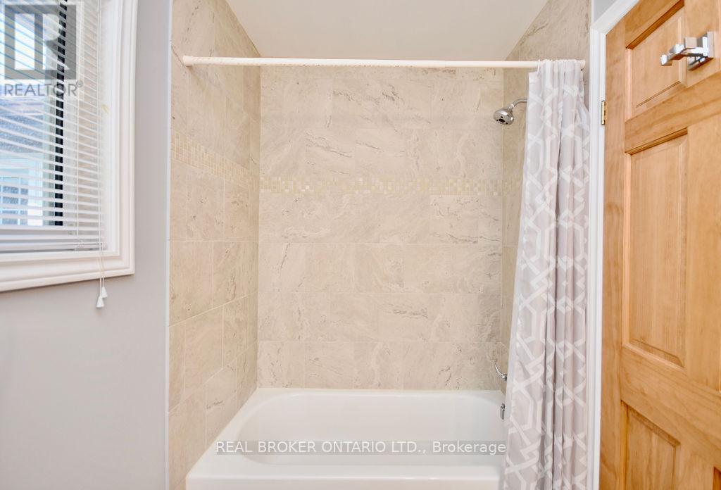 Main 4-piece bathroom - 5818 Victoria Park Road, Ramara, ON - Indoor Photo Showing Bathroom