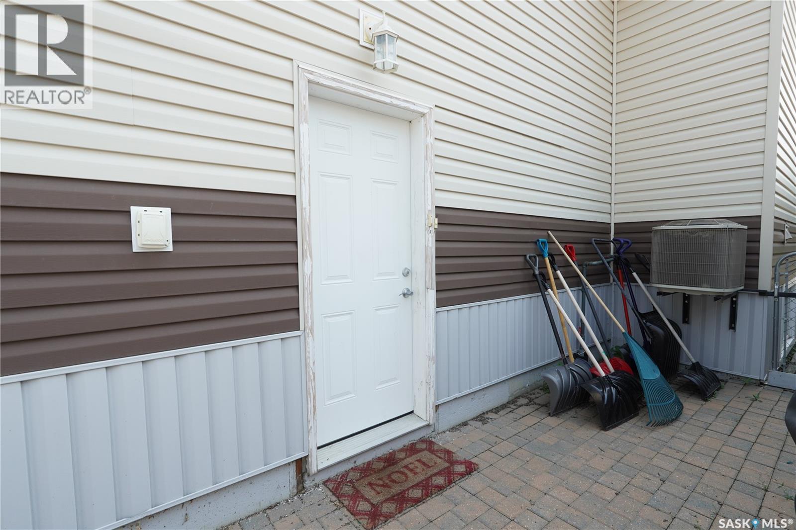 5602 Dewdney Avenue, Regina, SK - Outdoor With Exterior