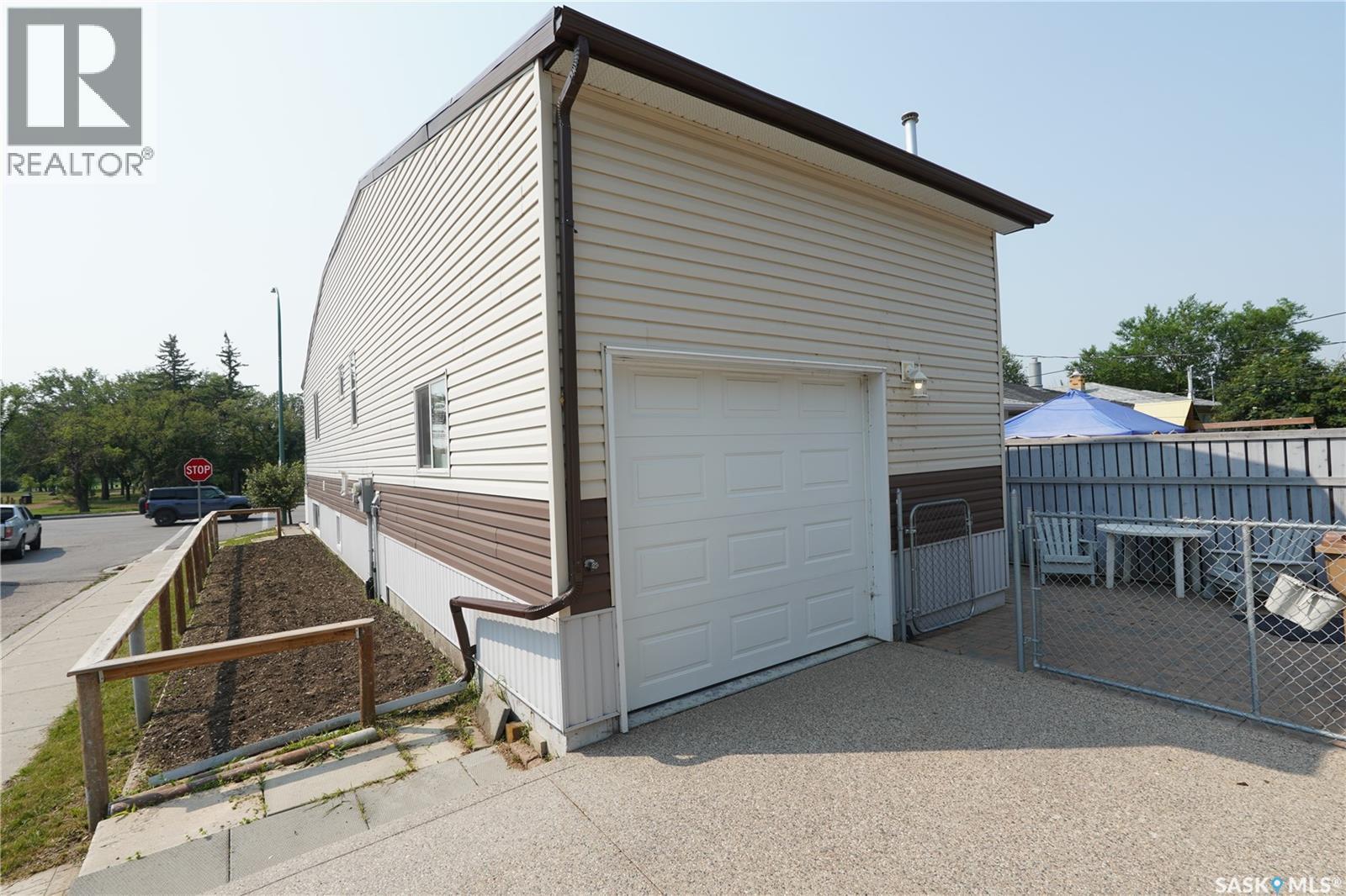 5602 Dewdney Avenue, Regina, SK - Outdoor With Exterior