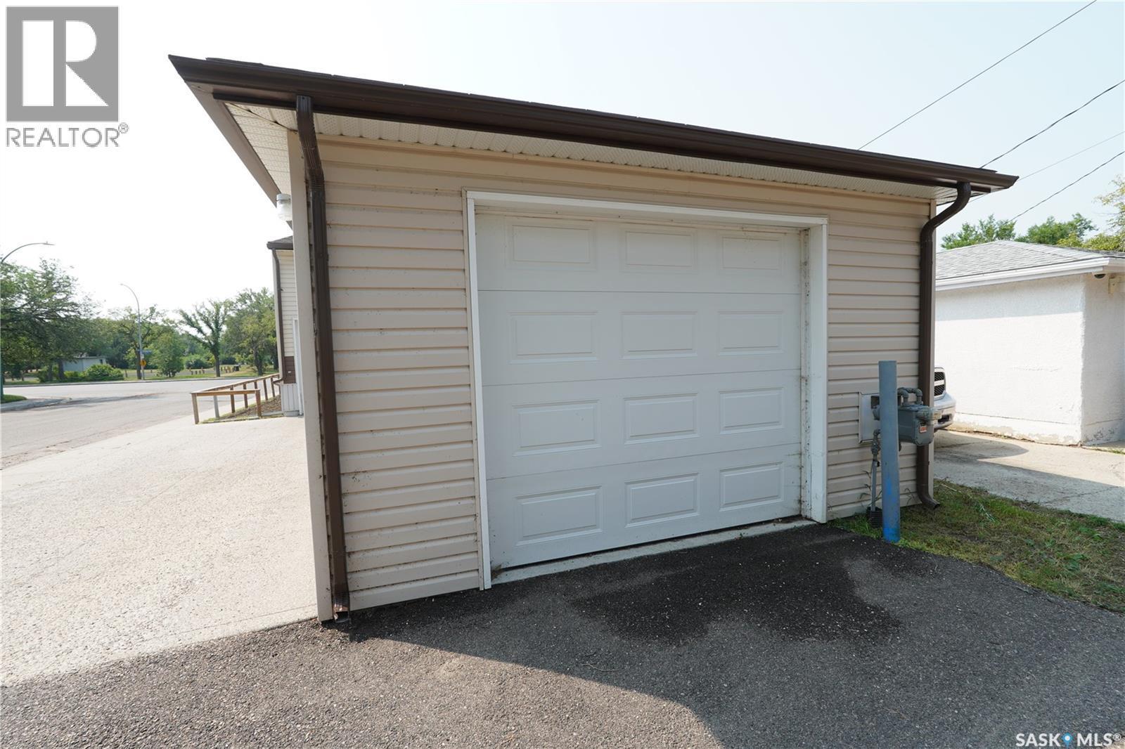 5602 Dewdney Avenue, Regina, SK - Outdoor With Exterior