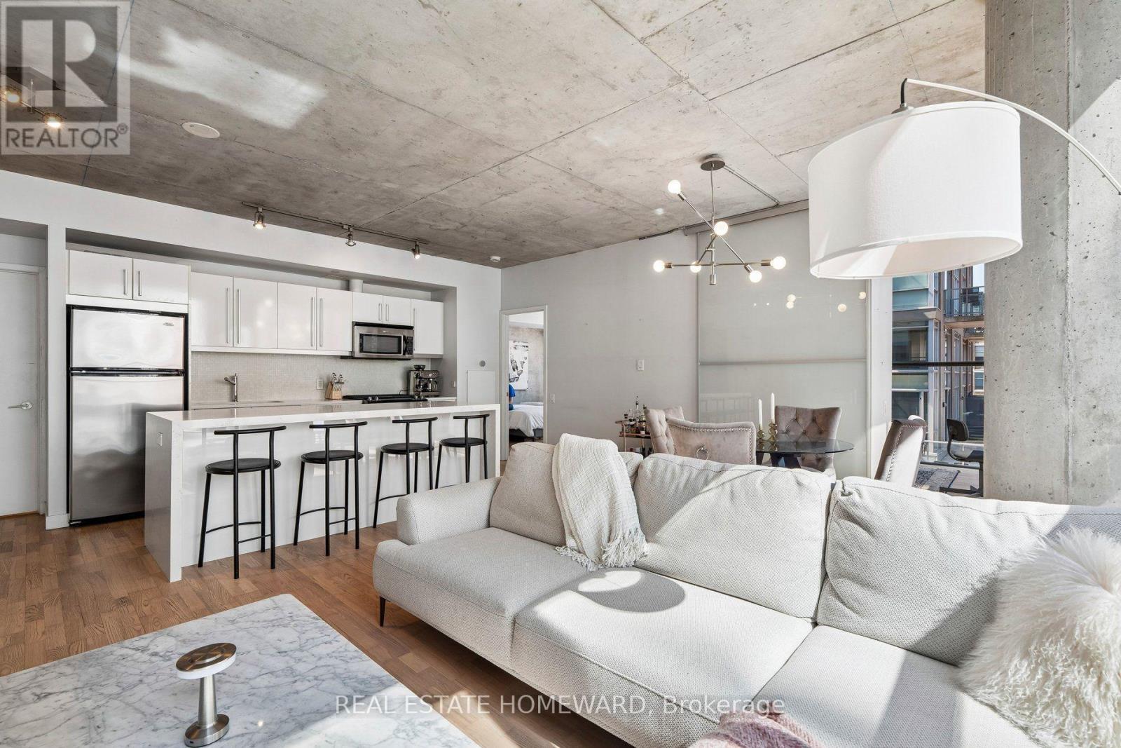 807 - 25 Oxley Street, Toronto, ON - Indoor Photo Showing Living Room