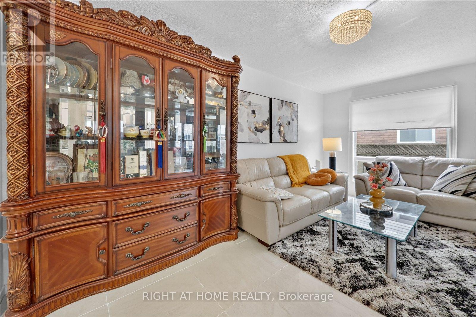 531 Wallenberg Crescent, Mississauga, ON - Indoor Photo Showing Living Room