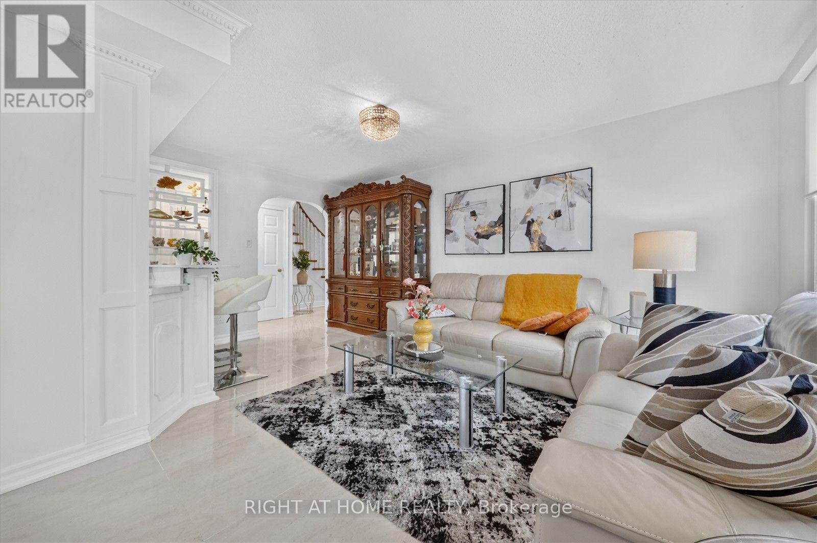 531 Wallenberg Crescent, Mississauga, ON - Indoor Photo Showing Living Room