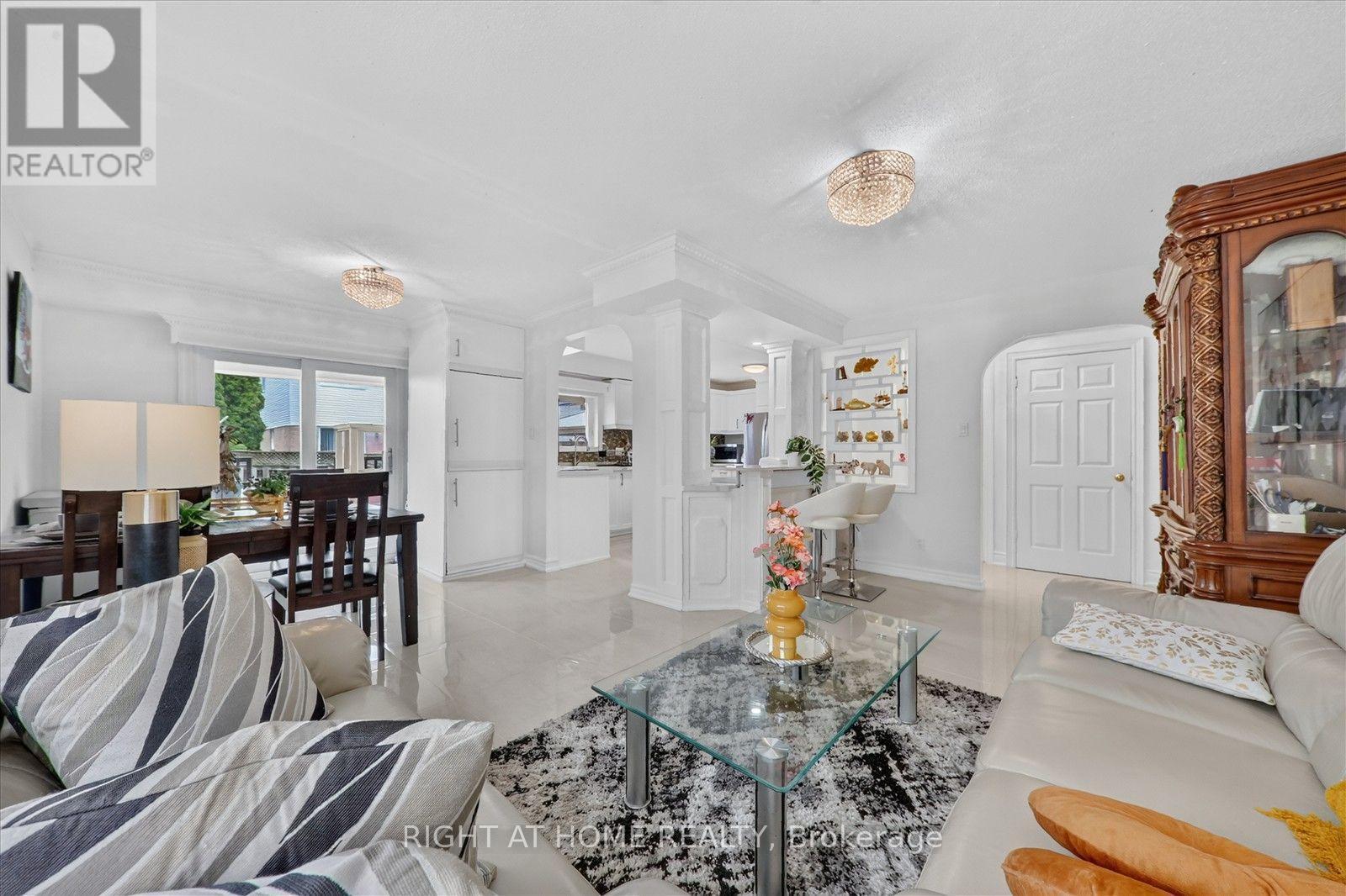531 Wallenberg Crescent, Mississauga, ON - Indoor Photo Showing Living Room