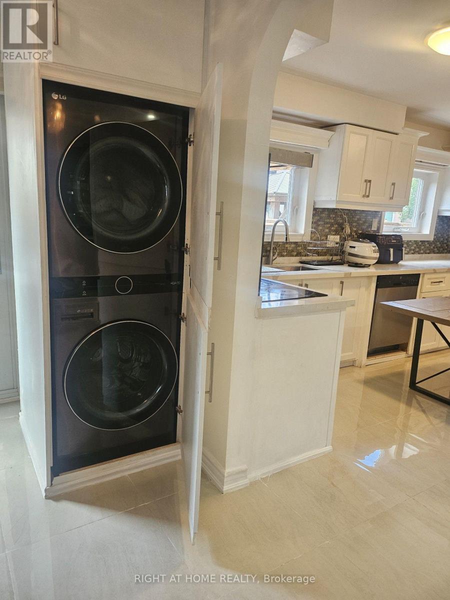 531 Wallenberg Crescent, Mississauga, ON - Indoor Photo Showing Laundry Room