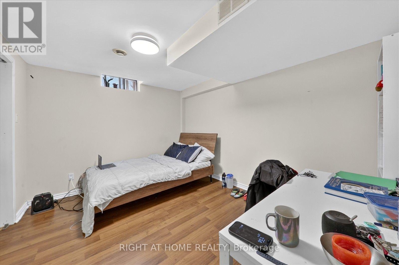 531 Wallenberg Crescent, Mississauga, ON - Indoor Photo Showing Bedroom