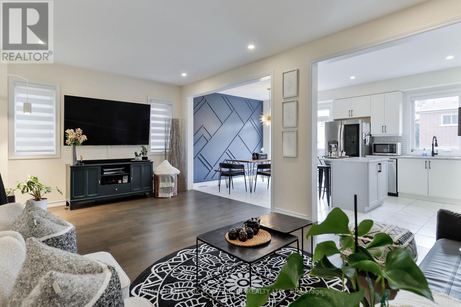 434 Ritas Avenue, Newmarket, ON - Indoor Photo Showing Living Room