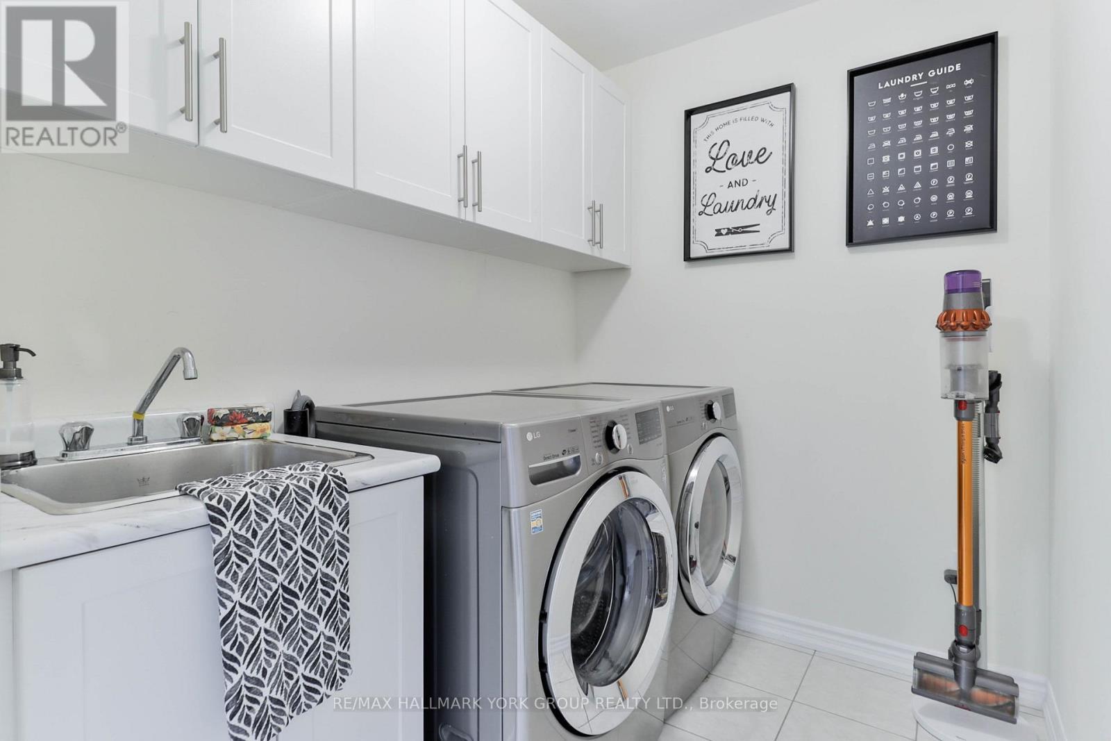 434 Ritas Avenue, Newmarket, ON - Indoor Photo Showing Laundry Room