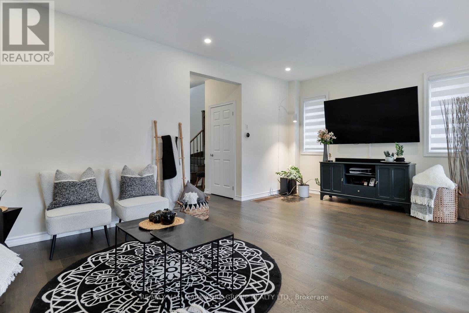 434 Ritas Avenue, Newmarket, ON - Indoor Photo Showing Living Room