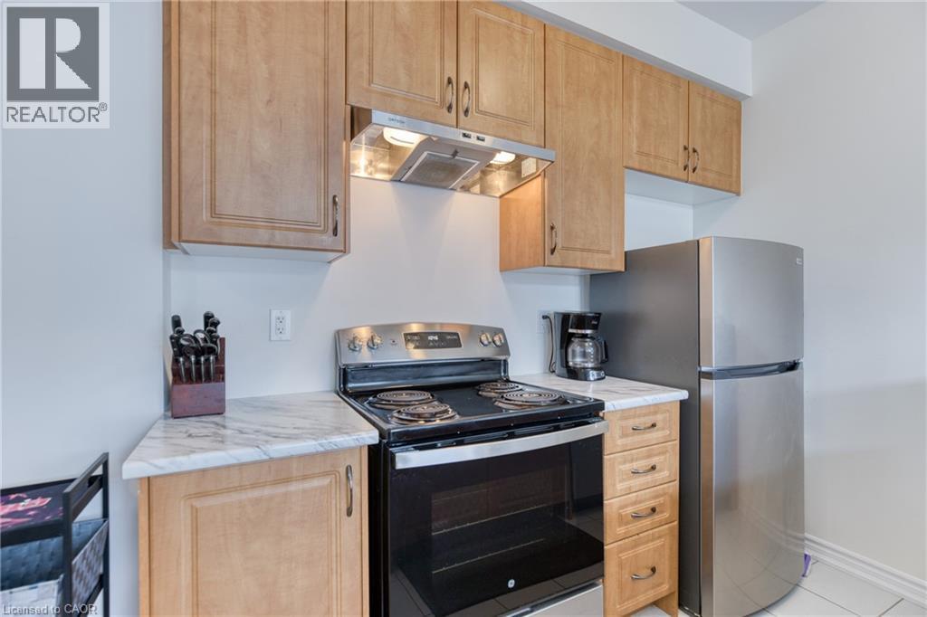 12 Hylton Drive, Barrie, ON - Indoor Photo Showing Kitchen
