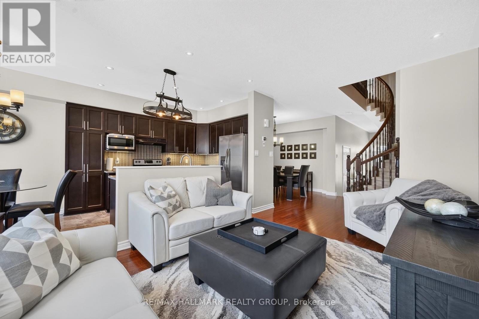 399 Livery Street, Ottawa, ON - Indoor Photo Showing Living Room