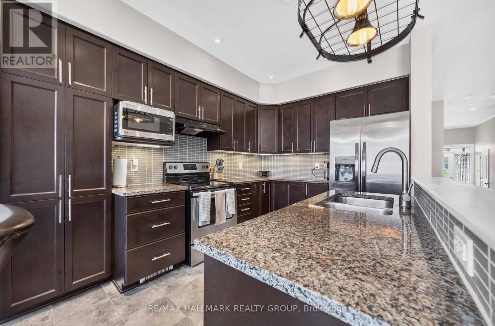 399 Livery Street, Ottawa, ON - Indoor Photo Showing Kitchen With Stainless Steel Kitchen With Double Sink With Upgraded Kitchen