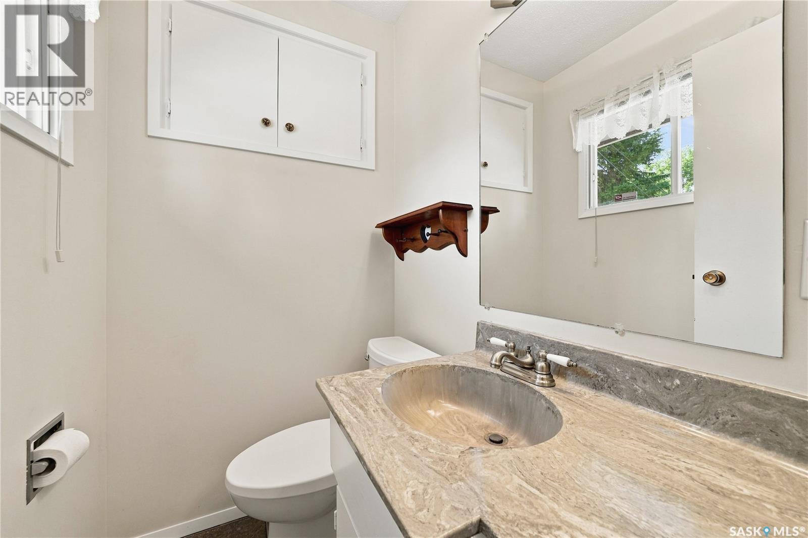 725 7Th Street E, Saskatoon, SK - Indoor Photo Showing Bathroom