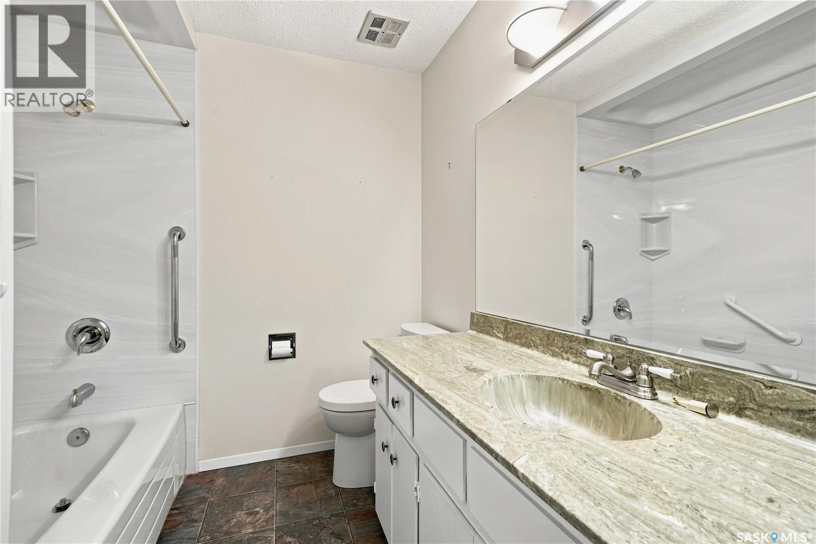 725 7Th Street E, Saskatoon, SK - Indoor Photo Showing Bathroom
